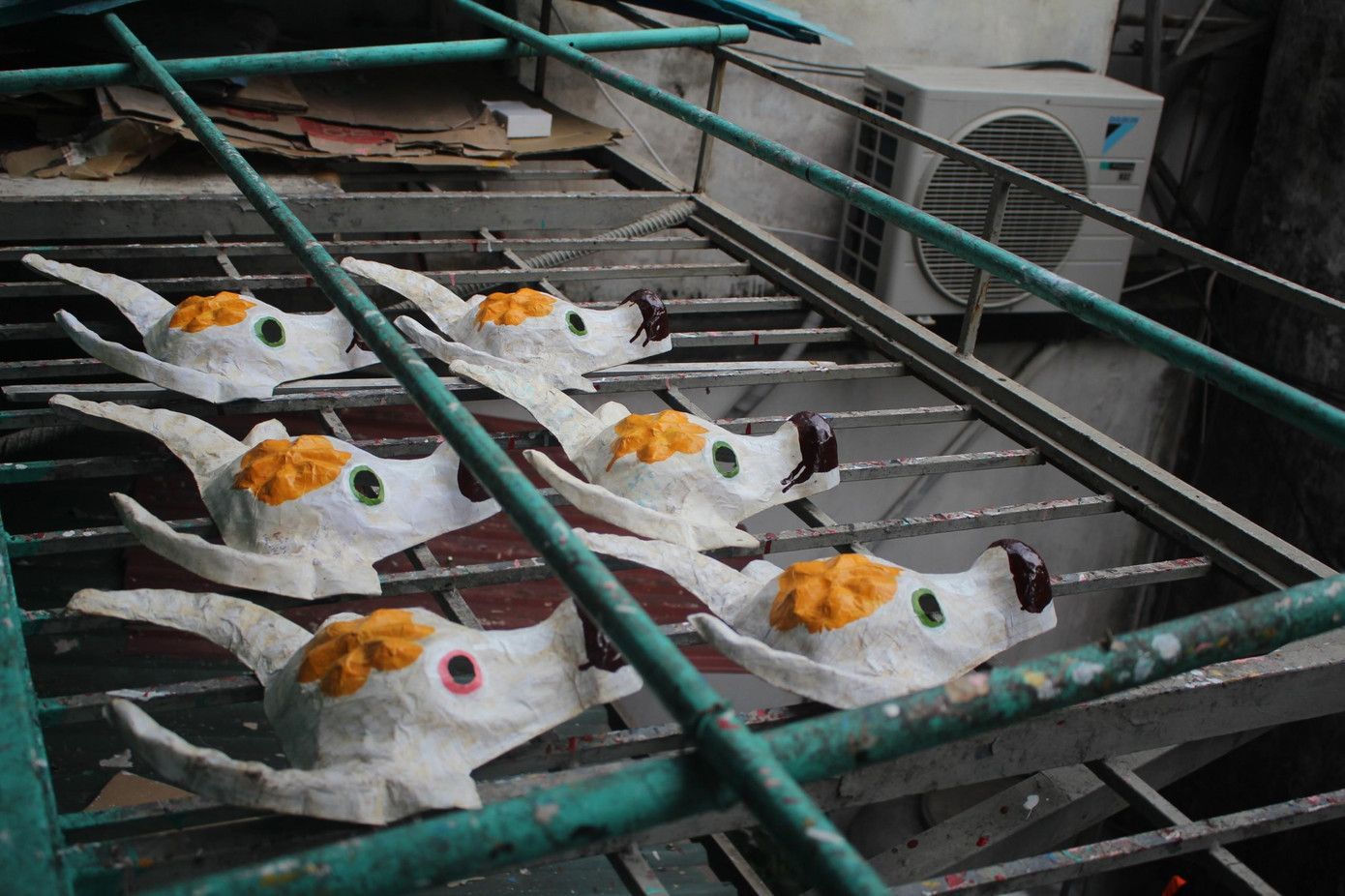 Nghệ nhân hong khô mặt nạ trong không gian chật hẹp. Nghệ nhân hong khô mặt nạ trong không gian chật hẹp.