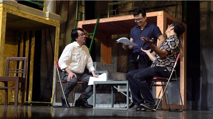 NSƯT Sĩ Tiến, Giám đốc Nhà hát Tuổi trẻ (trái) đạo diễn một tiết mục kịch trong đêm nghệ thuật 19/8. NSƯT Sĩ Tiến, Giám đốc Nhà hát Tuổi trẻ (trái) đạo diễn một tiết mục kịch trong đêm nghệ thuật 19/8.