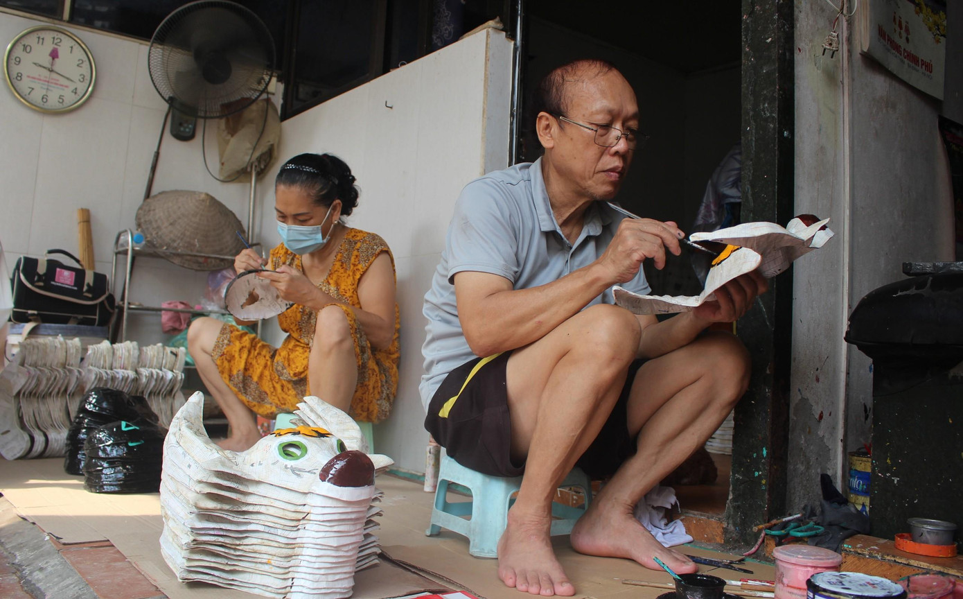 Vợ chồng nghệ nhân Nguyễn Văn Hòa, Đặng Hương Lan vẽ những chiếc mặt nạ giấy bồi. Vợ chồng nghệ nhân Nguyễn Văn Hòa, Đặng Hương Lan vẽ những chiếc mặt nạ giấy bồi.