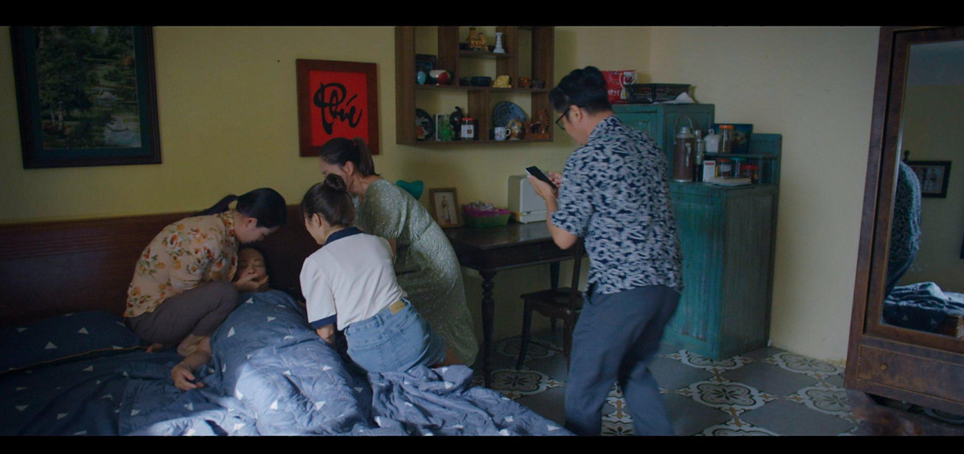 Cả gia đình nhốn nháo vì sức khỏe của bà Nga suy yếu. Cả gia đình nhốn nháo vì sức khỏe của bà Nga suy yếu.