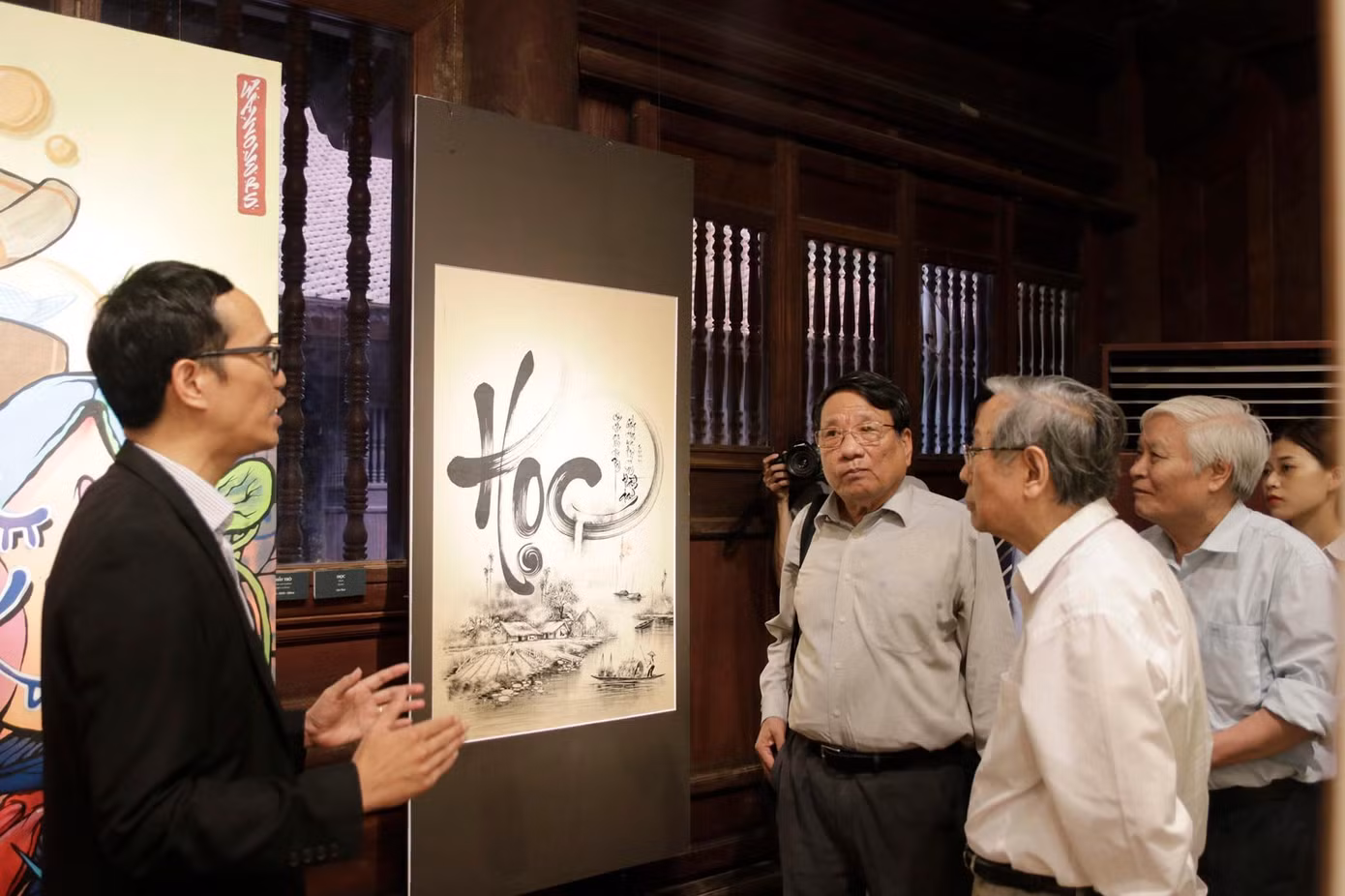 Các chuyên gia di sản nghe giới thiệu về các tác phẩm nghệ thuật thư pháp và graffiti.