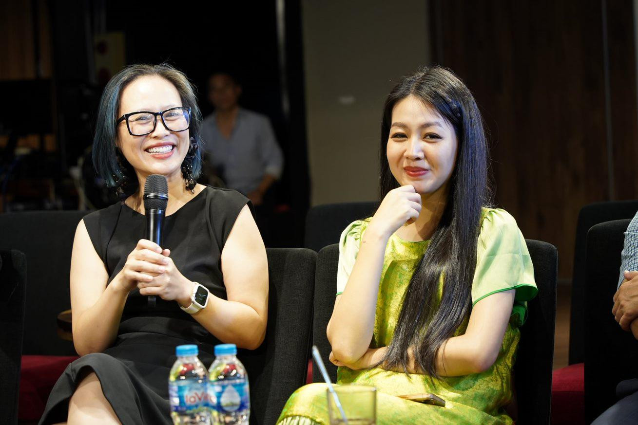 Nghệ sĩ Trinh Hương (trái) trong vai trò tổ chức và MC Hồng Nhung-người dẫn dắt "Miền ký ức".