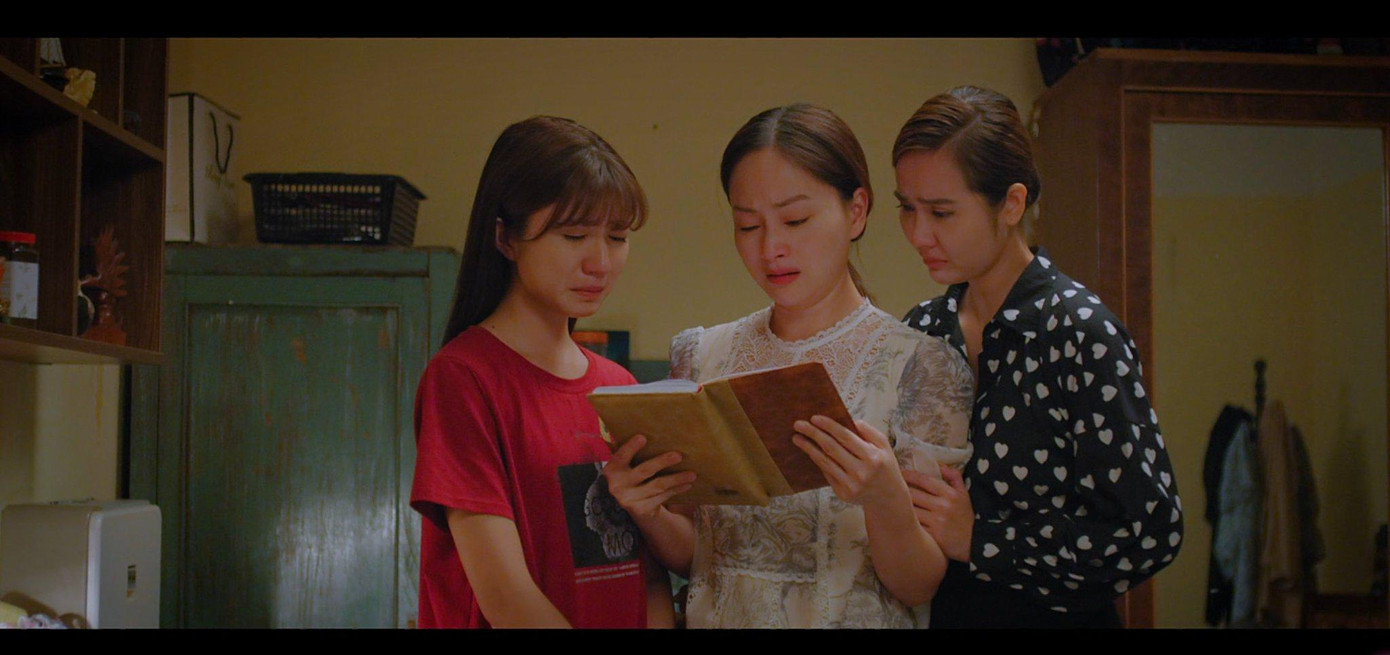 Ba chị em nức nở đọc những dòng nhật ký của mẹ. Ba chị em nức nở đọc những dòng nhật ký của mẹ.