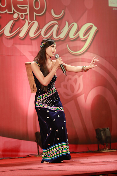 Nguyễn Thị Tuyết Ngọc thể hiện bài hát Chiều lên bản thượng