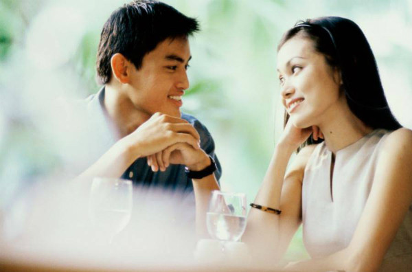  Hãy lấy một người đàn ông có thể khiến bạn cười ngay cả khi ngột thở nhất. Ảnh: Uk.match. 