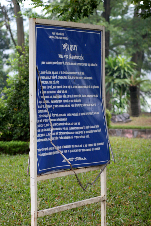 Bảng nội quy cong vênh, ọp ẹp