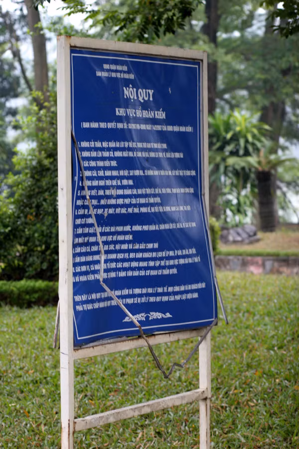 Bảng nội quy cong vênh, ọp ẹp