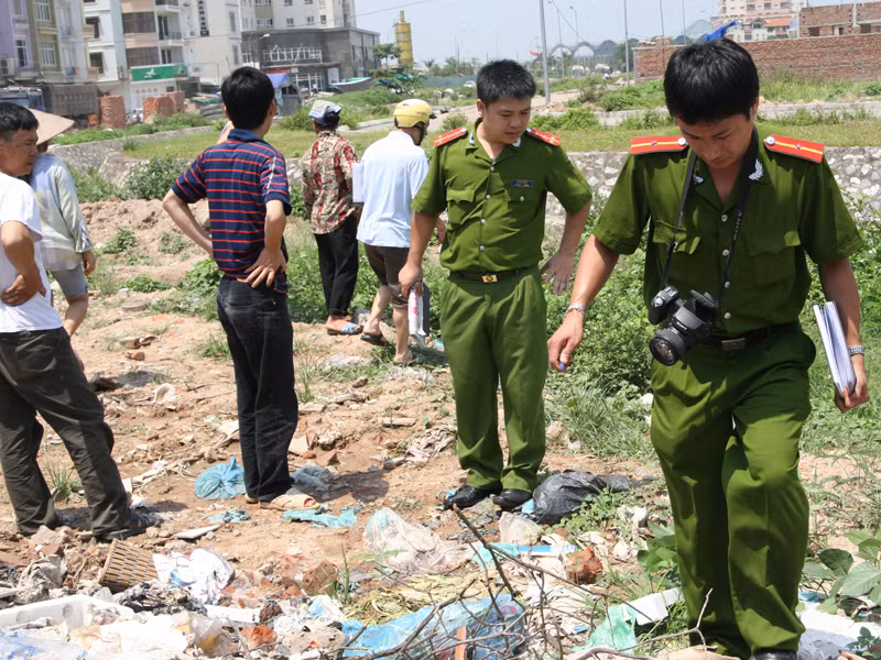 Truy tìm con dao gây án, phần đầu và phần quần áo của nạn nhân. Ảnh: Minh Đức