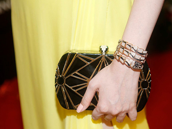 Người đẹp sử dụng ví dự tiệc Serpenti của nhãn hiệu Bulgari, có giá 140.800.000 đồng 