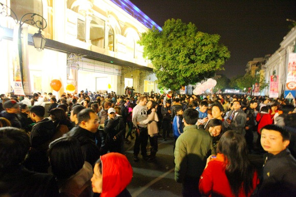 Những cái ôm, những nụ hôn là không thể thiếu trong thời khắc chuyển giao năm mới. Những cái ôm, những nụ hôn là không thể thiếu trong thời khắc chuyển giao năm mới