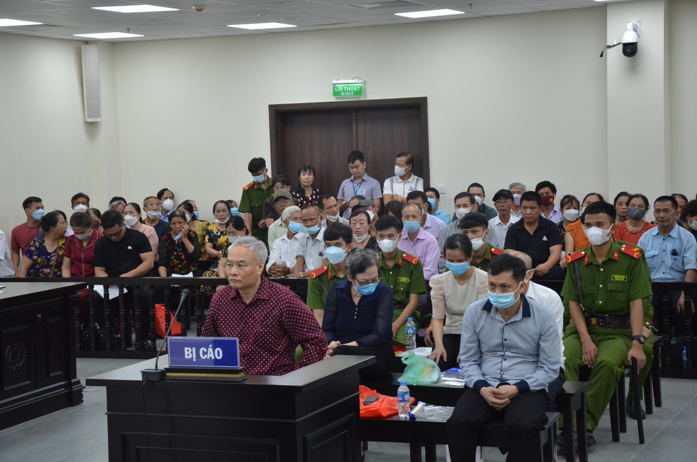 Bị cáo Trần Đức Trung cùng đồng phạm tại phiên tòa.