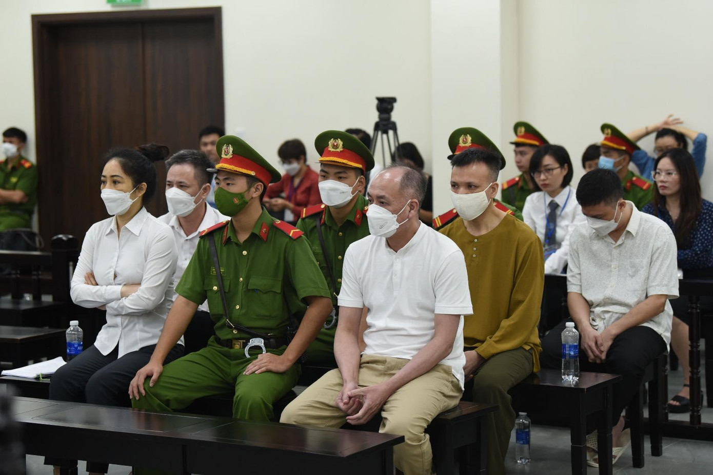 Nhóm bị cáo tại tòa.