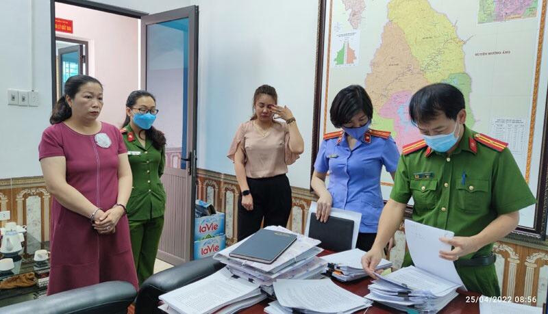 Cơ quan chức năng khám xét nơi làm việc của bị can Trần Thị Vân (ngoài cùng bên trái).