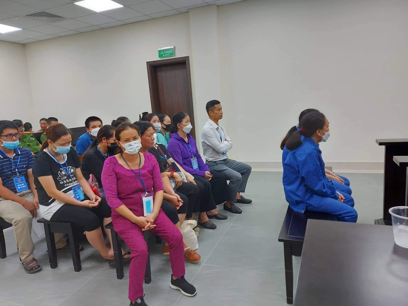 Nhóm bị cáo tại phiên tòa sơ thẩm.