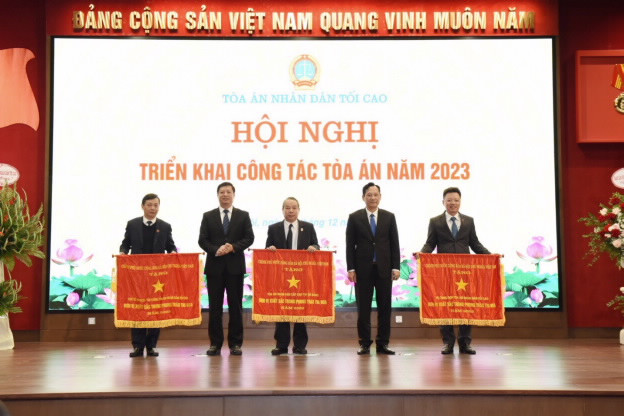 Lãnh đạo một số đơn vị tòa án nhận cờ thi đua của Chính phủ. Lãnh đạo một số đơn vị tòa án nhận cờ thi đua của Chính phủ.