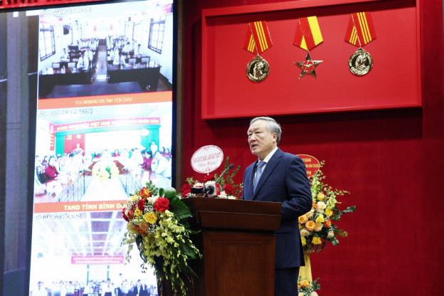 Đồng chí Nguyễn Hòa Bình phát biểu. Đồng chí Nguyễn Hòa Bình phát biểu.