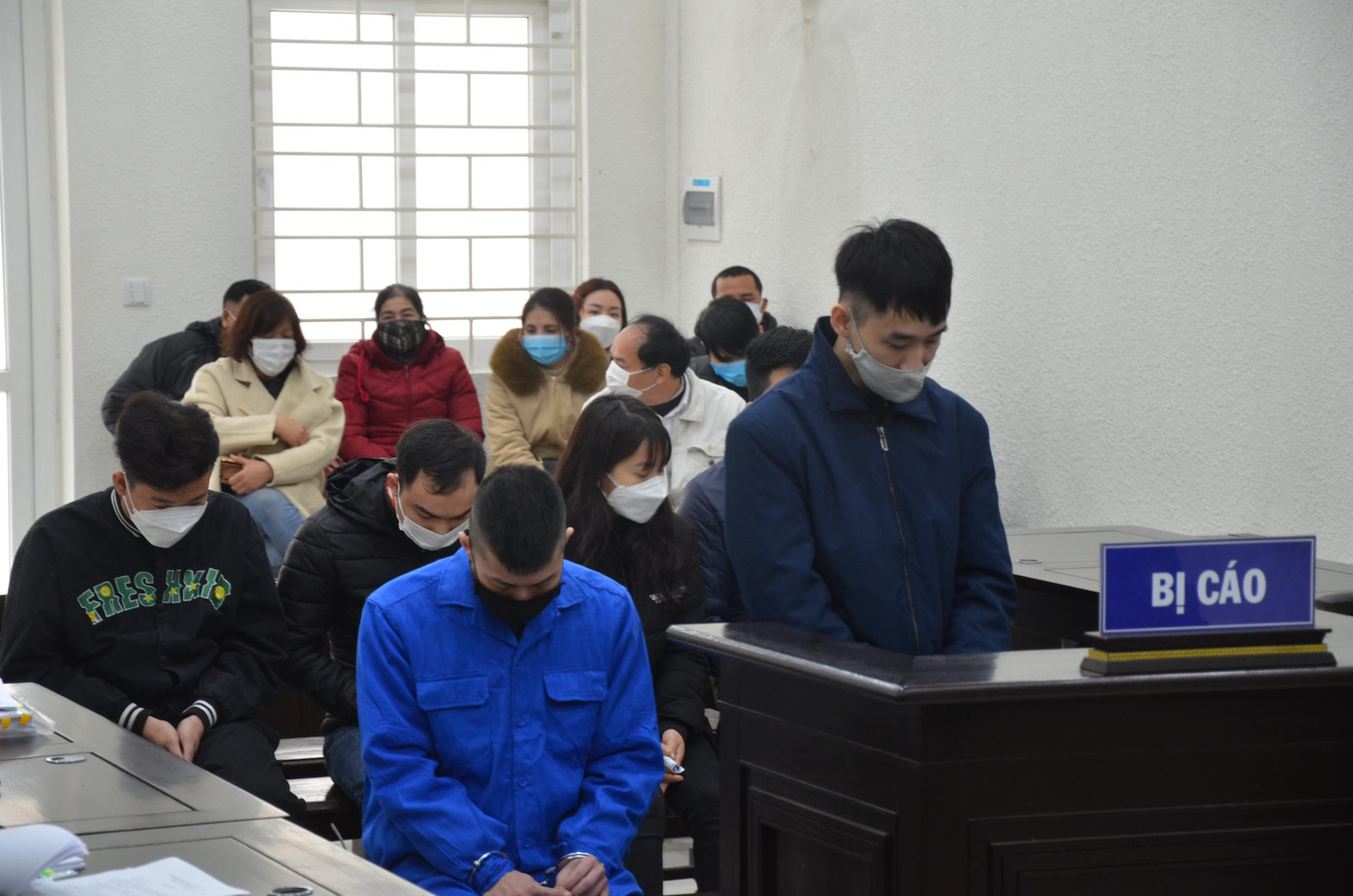 Nhóm bị cáo tại tòa.