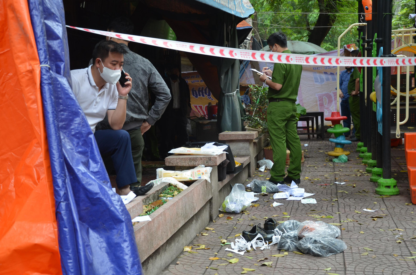 Để phục vụ công tác khám nghiệm, cảnh sát đã phong tỏa ngõ 65 Phạm Ngọc Thạch.