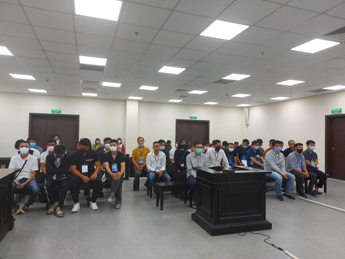 Nhóm bị cáo tại tòa.