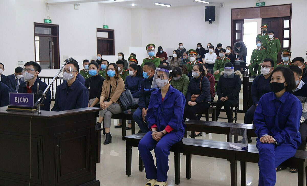 Nhóm bị cáo tại phiên tòa sơ thẩm diễn ra trước đó song bị tạm hoãn. Nhóm bị cáo tại phiên tòa sơ thẩm diễn ra trước đó song bị tạm hoãn.