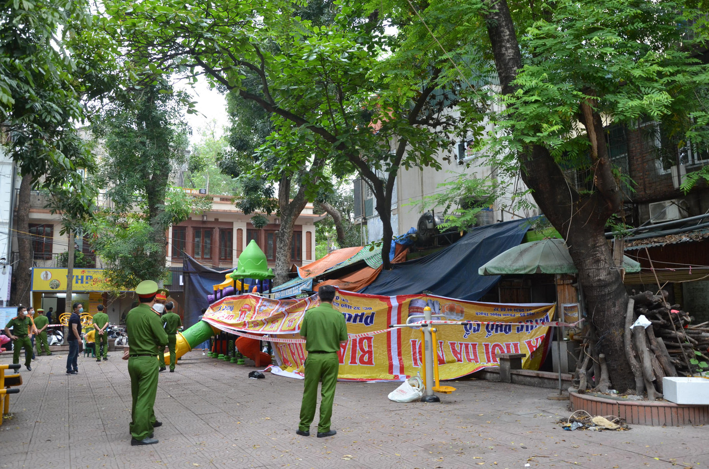 Hiện trường vụ cháy được quây kín bạt.