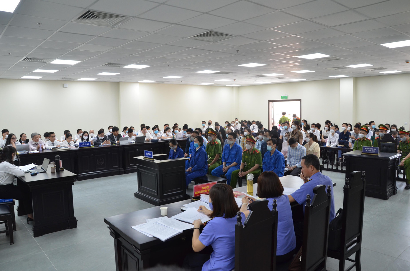 Đây là vụ án lớn nên rất đông người tham gia tranh tụng. Đây là vụ án lớn nên rất đông người tham gia tranh tụng.