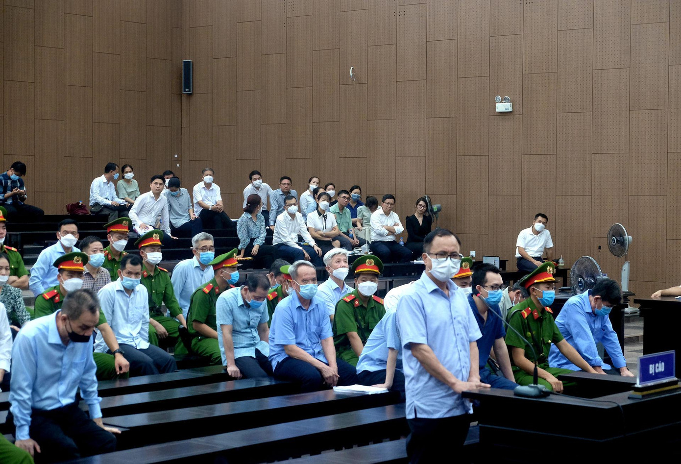 Ông Trần Văn Nam cùng nhóm bị cáo tại tòa.