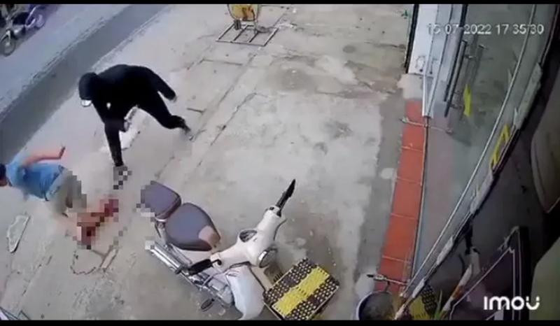 Vụ việc được camera an ninh nhà dân ven đường ghi lại. Vụ việc được camera an ninh nhà dân ven đường ghi lại.