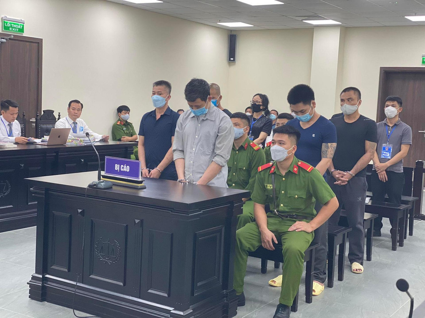 Nhóm bị cáo tại tòa.