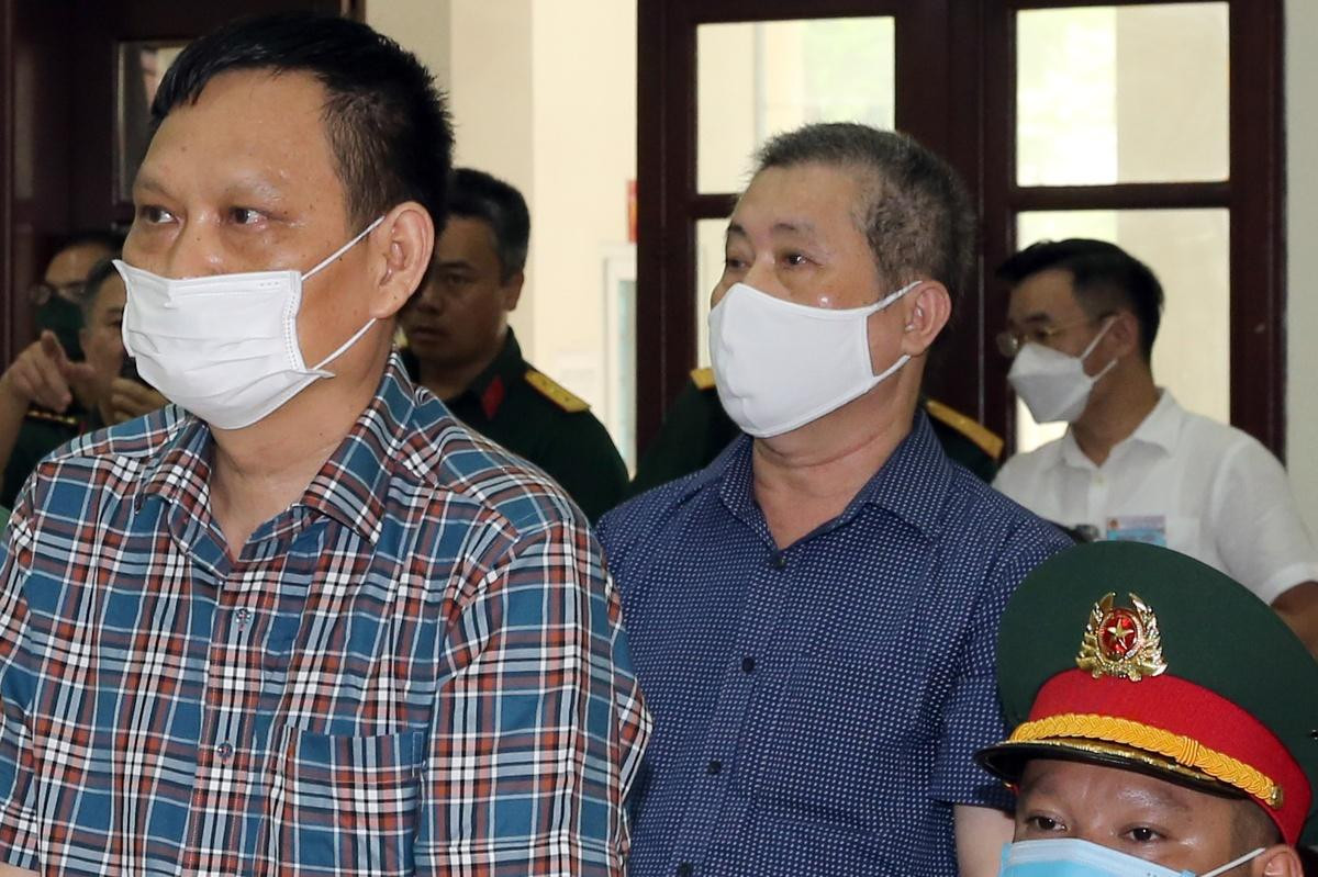 Bị cáo Lê Xuân Thanh (áo tối màu hàng 2). Bị cáo Lê Xuân Thanh (áo tối màu hàng 2).