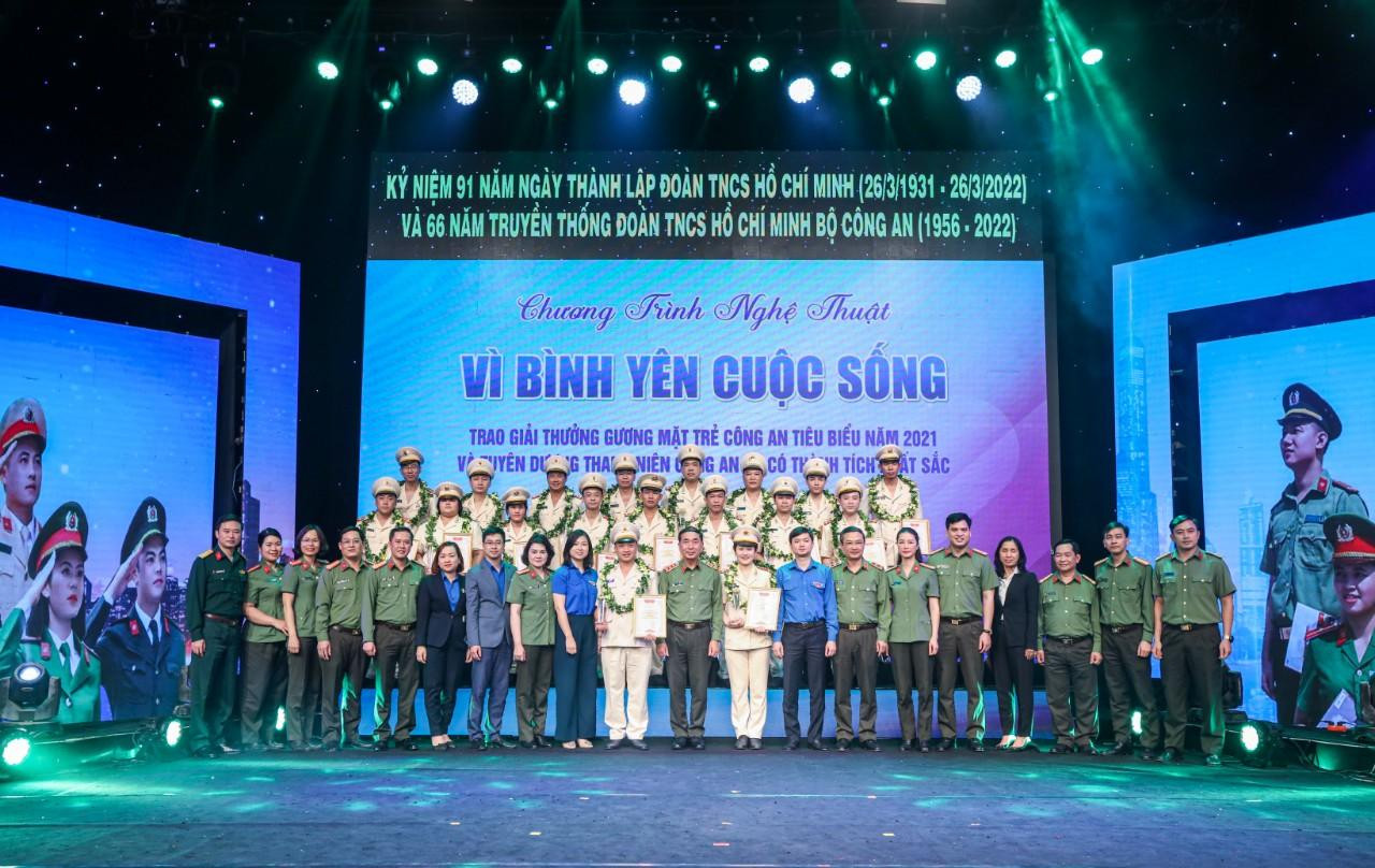 Lãnh đạo Bộ Công an và lãnh đạo Trung ương Đoàn chụp ảnh lưu niện tại buổi lễ.