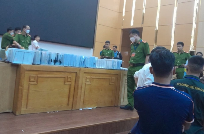 Công an niêm phong hồ sơ cuộc đấu giá.