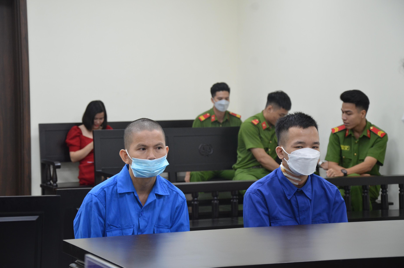 Hai bị cáo Chung và Khánh tại tòa.