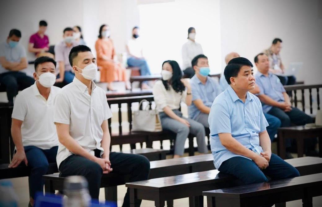 Ông Nguyễn Đức Chung cùng hai đồng phạm trong vụ án. Ông Nguyễn Đức Chung cùng hai đồng phạm trong vụ án.