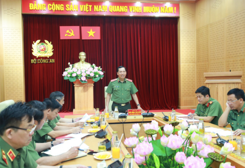 Thứ trưởng Lê Văn Tuyến chủ trì buổi làm việc với một số đơn vị thuộc Bộ về công tác chuẩn bị tổ chức các hoạt động Kỷ niệm 75 năm Ngày truyền thống lực lượng Hậu cần - Kỹ thuật CAND. Ảnh: CAND.