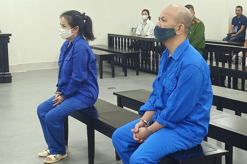 Hai bị cáo tại phiên tòa.