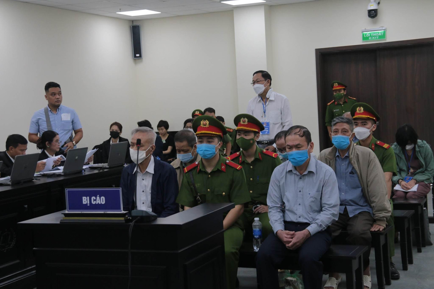 Nhóm bị cáo tại phiên tòa.