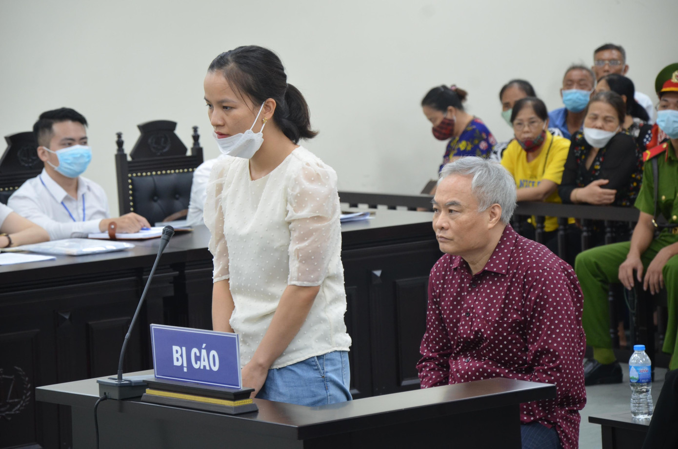 Bị cáo Trần Đức Trung (tóc bạc trắng) ngồi phía sau. Bị cáo Trần Đức Trung (tóc bạc trắng) ngồi phía sau.