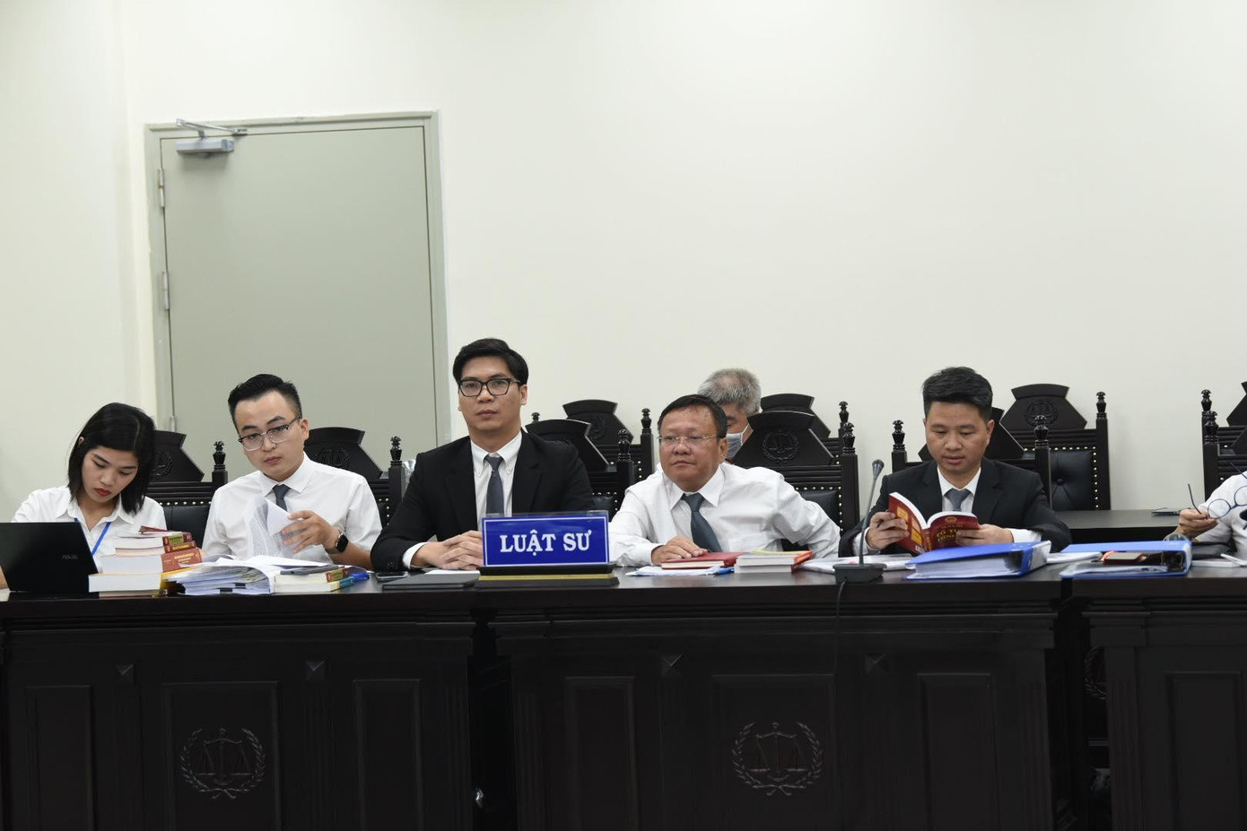 Các luật sư tham gia bào chữa cho bị cáo.