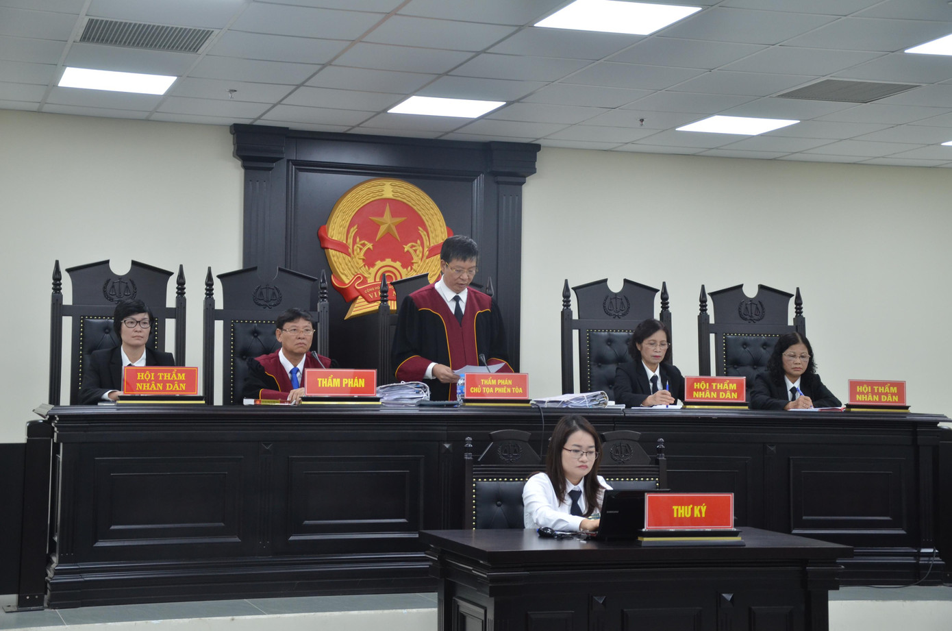 HĐXX đọc khai mạc phiên tòa.