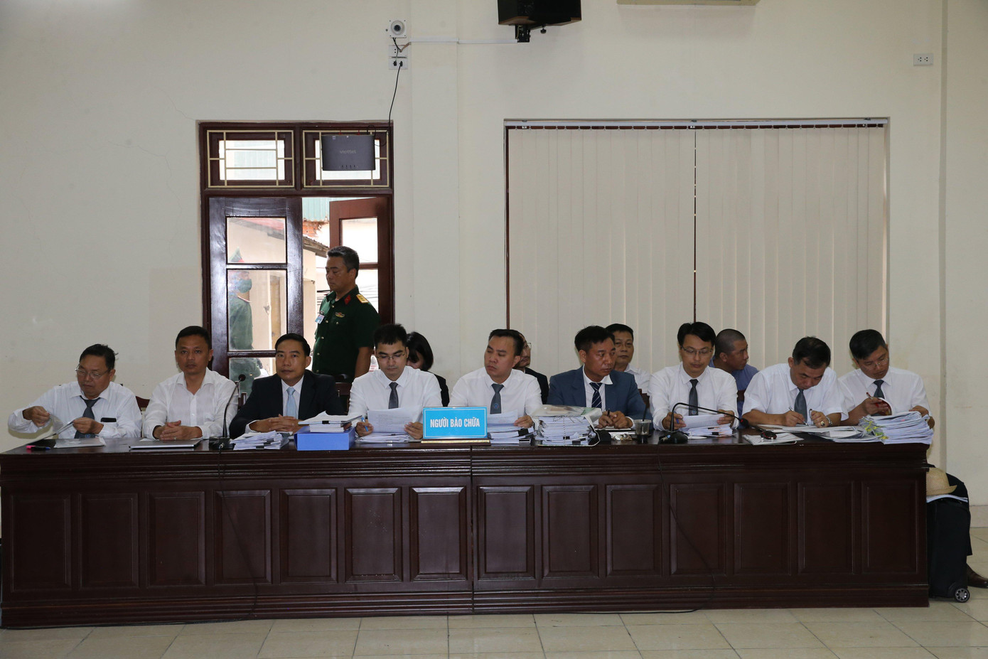 Nhóm luật sư tham gia bào chữa cho các bị cáo.