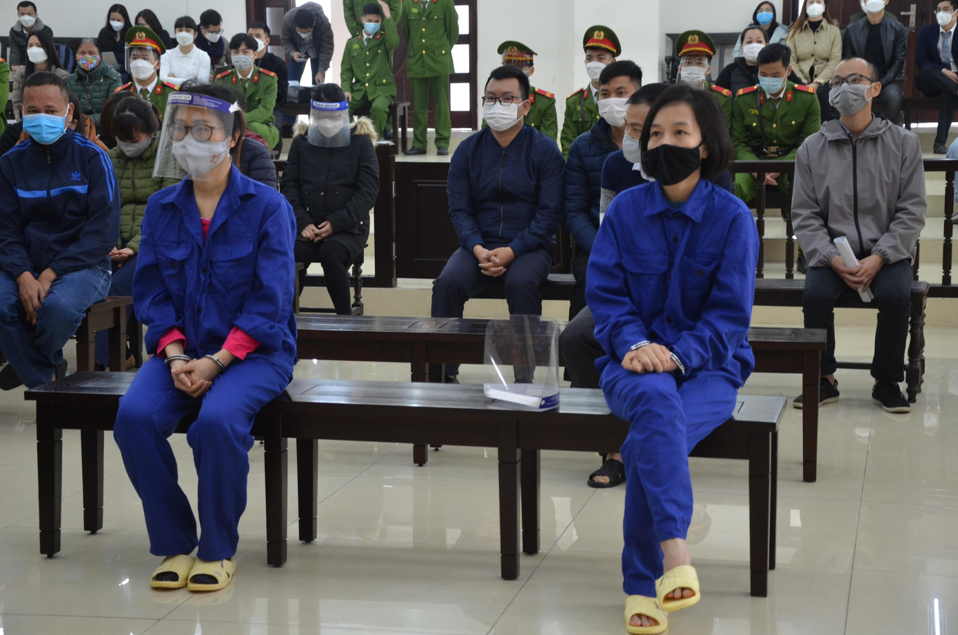 Bị cáo Nguyễn Thị Hà Thành (phải). Bị cáo Nguyễn Thị Hà Thành (phải).