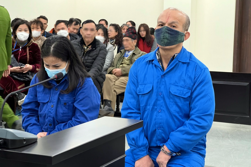 Phùng Đức Thuấn và Đỗ Thị Hương tại tòa. Phùng Đức Thuấn và Đỗ Thị Hương tại tòa.