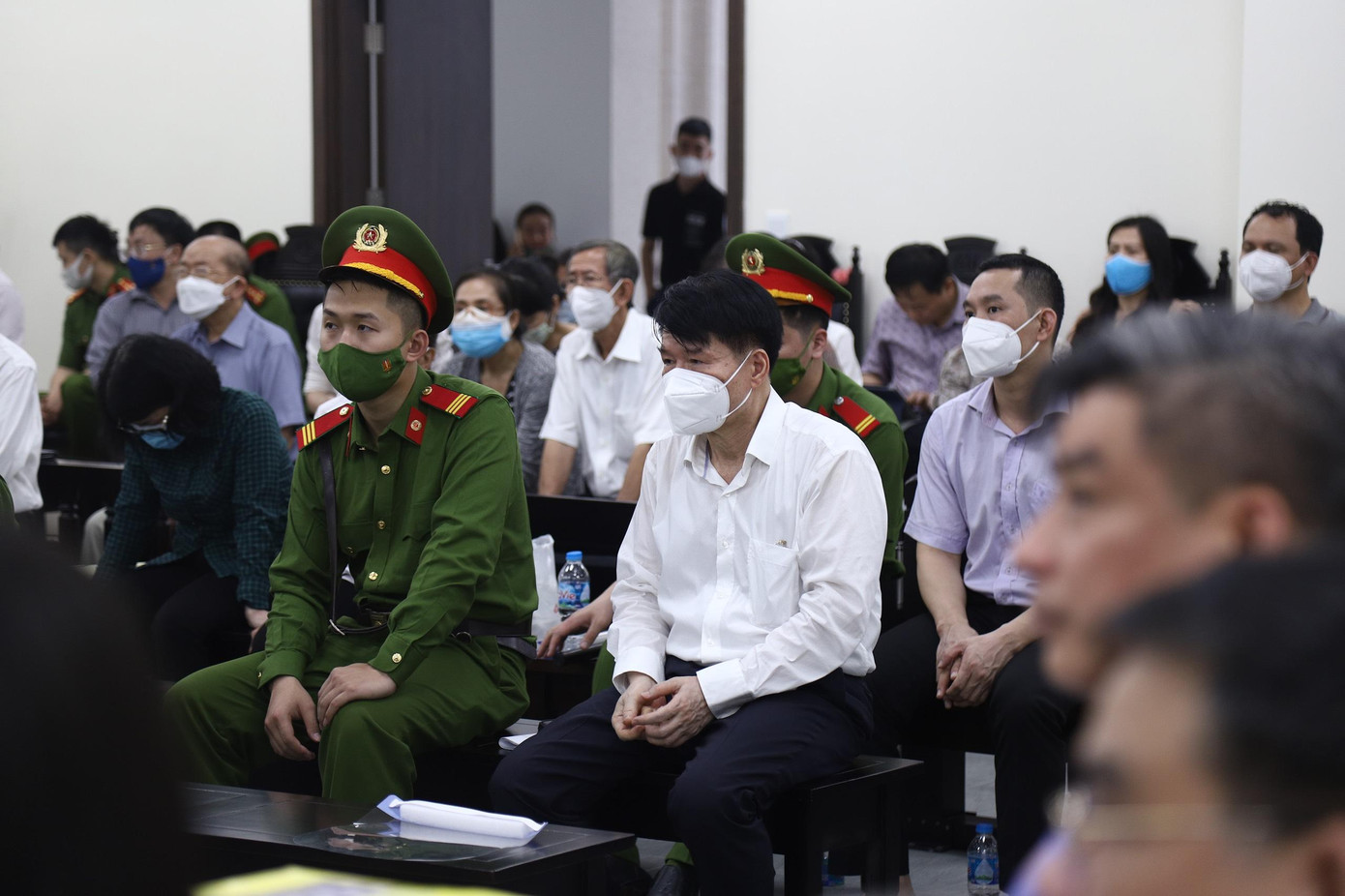 Bị cáo Trương Quốc Cường (áo trắng ngồi giữa).