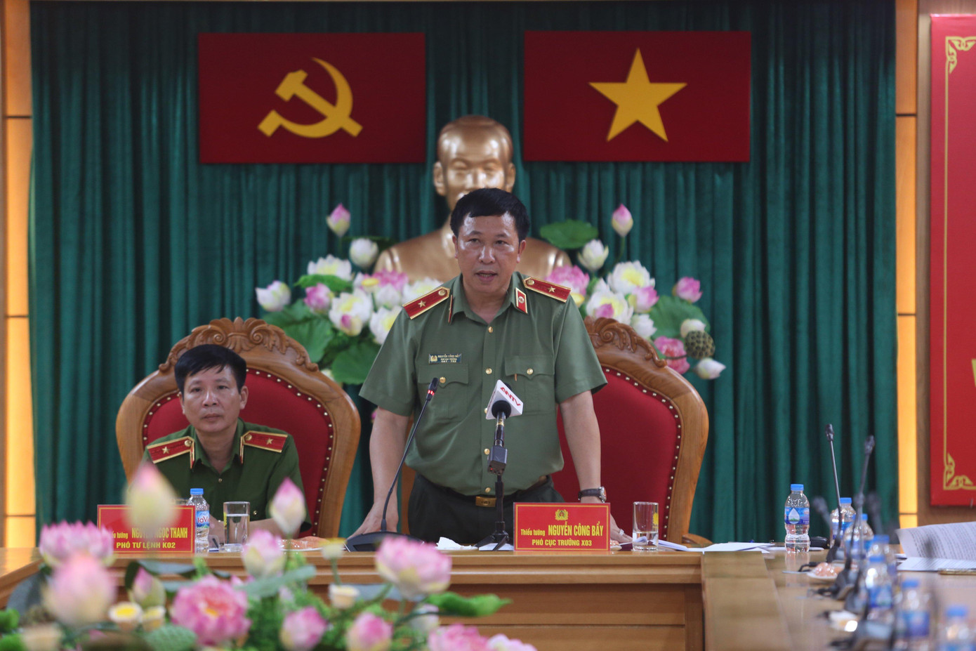 Thiếu tướng Nguyễn Công Bẩy, Phó Cục trưởng Cục Công tác Đảng Chính trị phát biểu. Thiếu tướng Nguyễn Công Bẩy, Phó Cục trưởng Cục Công tác Đảng Chính trị phát biểu.