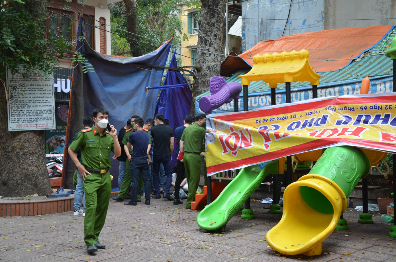 Lực lượng chức năng tiến hành công tác khám nghiệm hiện trường.