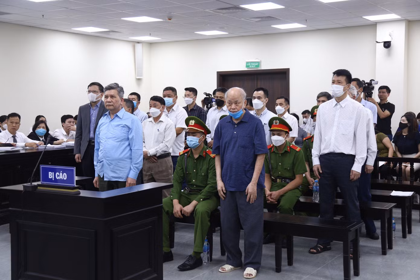Ông Trần Ngọc Hà (áo xanh) cùng nhóm đồng phạm tại tòa.