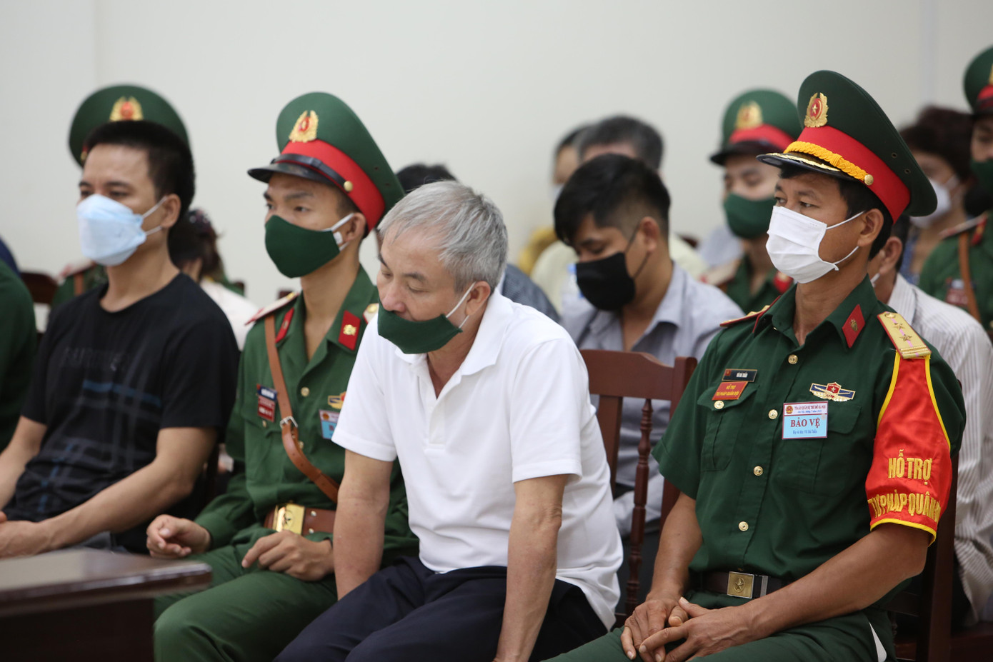 Bị cáo Lê Văn Minh (áo trắng). Bị cáo Lê Văn Minh (áo trắng).