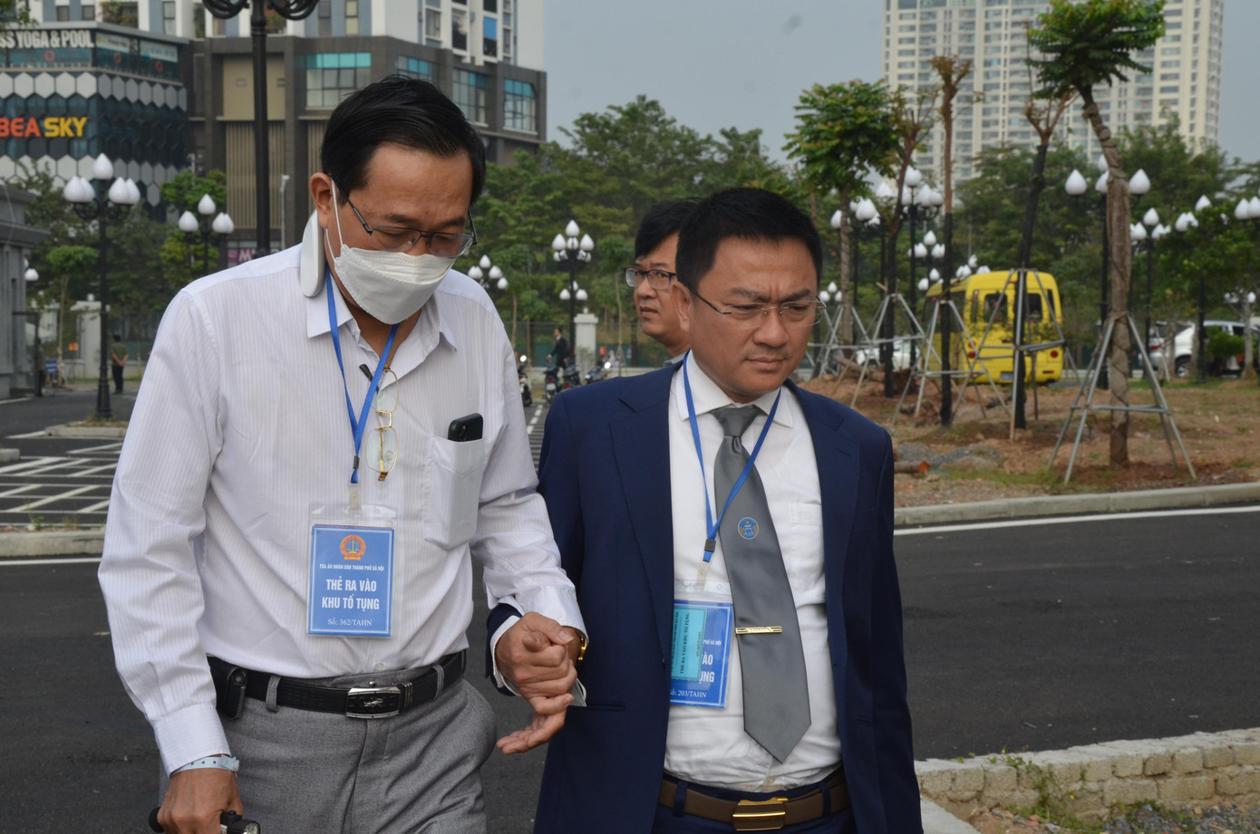 Cựu Thứ trưởng Cao Minh Quang phải chống gậy, được luật sư dìu lên phòng xử án.