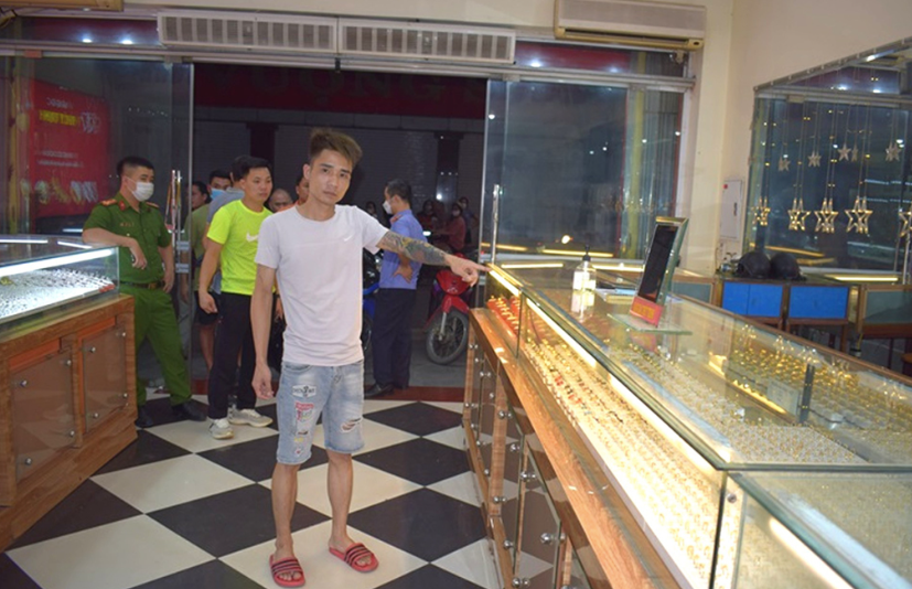 Vũ Tiến Giáp tại hiện trường gây án.